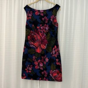 Gorgeous floral dress, falls just past knee, stand out like artwork